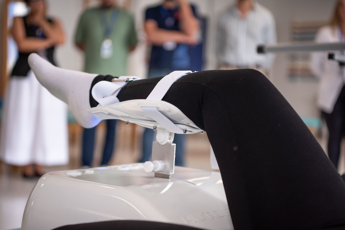 AutoFisio 500 em uso clínico para cinesioterapia de membros inferiores